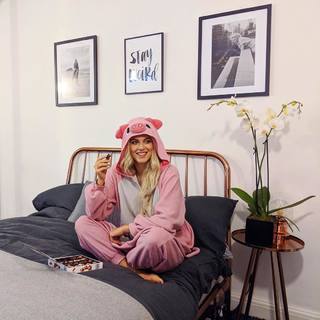 Ashley James feet photo thumbnail