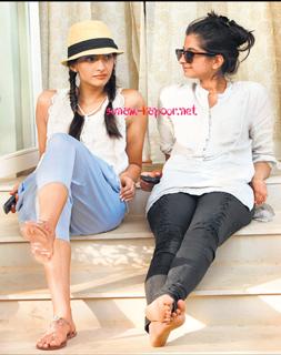 Sonam Kapoor feet photo thumbnail