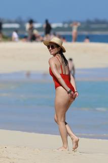 Olivia Munn feet photo thumbnail