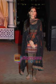 Sonam Kapoor feet photo thumbnail