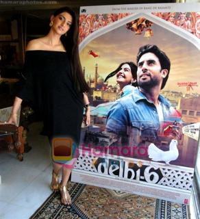 Sonam Kapoor feet photo thumbnail