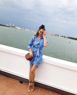 Chrissy Teigen feet photo thumbnail