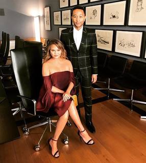 Chrissy Teigen feet photo thumbnail