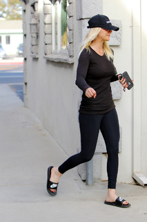 Kaley Cuoco feet photo thumbnail