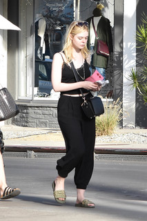 Elle Fanning feet photo thumbnail