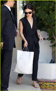 Rachel Bilson feet photo thumbnail