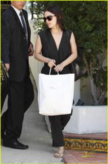 Rachel Bilson feet photo thumbnail