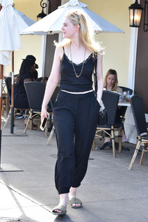 Elle Fanning feet photo thumbnail