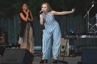 Sabrina Carpenter feet photo thumbnail