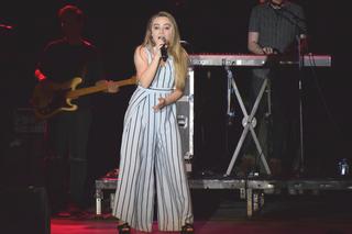 Sabrina Carpenter feet photo thumbnail