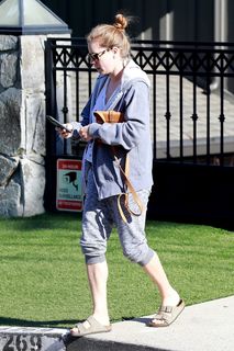 Amy Adams feet photo thumbnail
