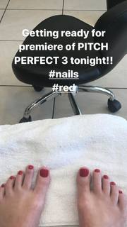 Elizabeth Banks feet photo thumbnail
