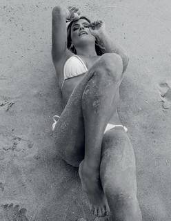 Deborah Secco feet photo thumbnail