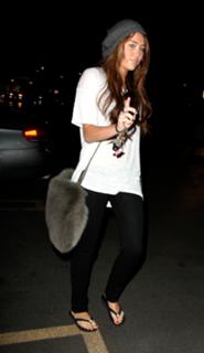 Miley Cyrus feet photo thumbnail