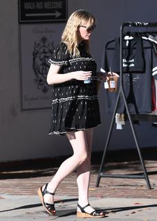 Kirsten Dunst feet photo thumbnail