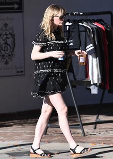 Kirsten Dunst feet photo thumbnail