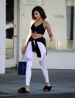 Olivia Culpo feet photo thumbnail
