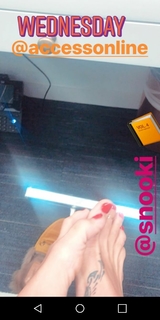 Brooke Burke feet photo thumbnail