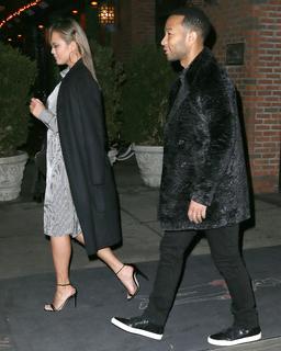 Chrissy Teigen feet photo thumbnail