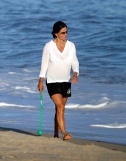 Courteney Cox feet photo thumbnail