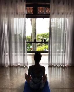Isis Valverde feet photo thumbnail