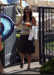 Courteney Cox feet photo thumbnail