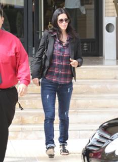 Courteney Cox feet photo thumbnail