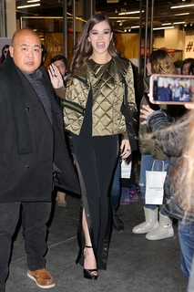 Hailee Steinfeld feet photo thumbnail