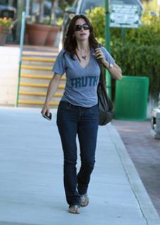 Courteney Cox feet photo thumbnail