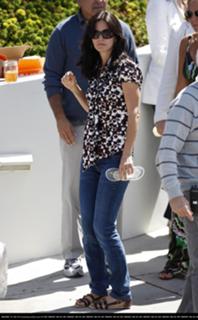 Courteney Cox feet photo thumbnail