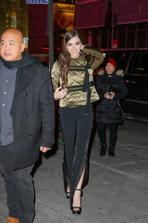Hailee Steinfeld feet photo thumbnail