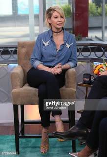 Jenna Elfman feet photo thumbnail