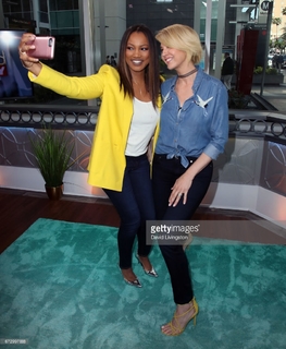 Jenna Elfman feet photo thumbnail