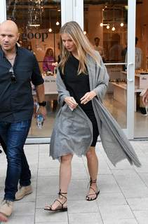 Gwyneth Paltrow feet photo thumbnail