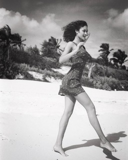 Olga Kurylenko feet photo thumbnail