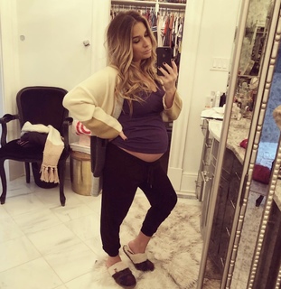 Jessie James Decker feet photo thumbnail