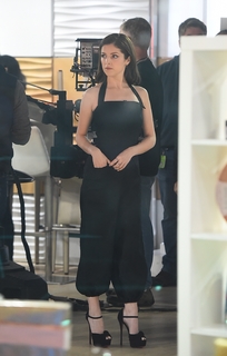 Anna Kendrick feet photo thumbnail