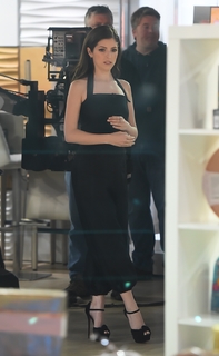 Anna Kendrick feet photo thumbnail