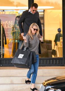 Molly Sims feet photo thumbnail