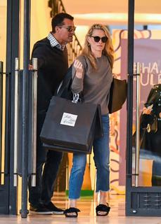 Molly Sims feet photo thumbnail