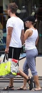 Scarlett Johansson feet photo thumbnail