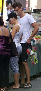 Scarlett Johansson feet photo thumbnail