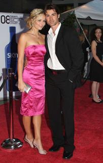 Laura Vandervoort feet photo thumbnail