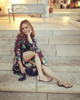 Chrissy Teigen feet photo thumbnail