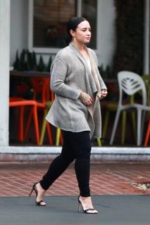 Demi Lovato feet photo thumbnail