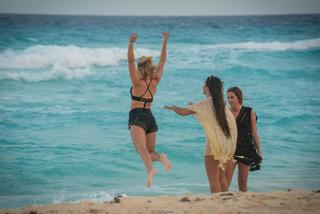 Olivia Holt feet photo thumbnail