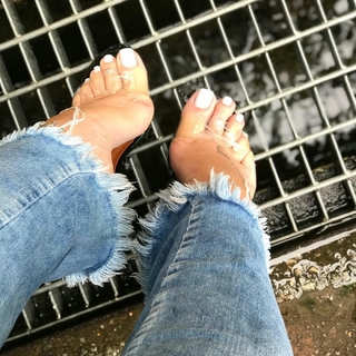 Karin Klemp feet photo thumbnail