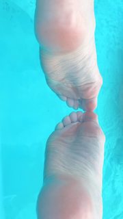 Alaine Crissiê feet photo thumbnail