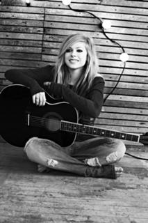 Avril Lavigne feet photo thumbnail