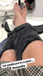 Tori Spelling feet photo thumbnail